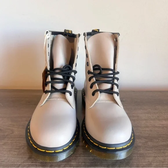 NEW DR. MARTENS 1460 Smooth Leather Unisex Lace Up Boot Size 7 or 6 #826